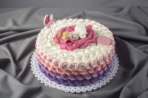 Bonita tarta rosa festiva decorada con una gran flor donde duerme la pequeña princesa. Postres para un cumpleaños —  Fotos de Stock