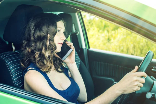 Řidička na telefonu v autě. Roztržitý a nebezpečné jízdy. Dopravní přestupky. — Stock fotografie