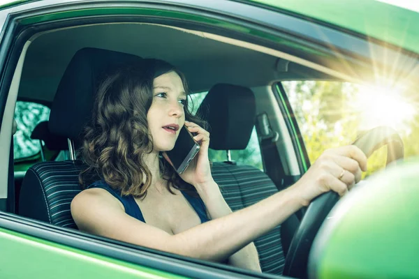 차에서 전화 통화 하는 여성 드라이버. 산만 하 고 위험 운전입니다. 교통 위반. — 스톡 사진