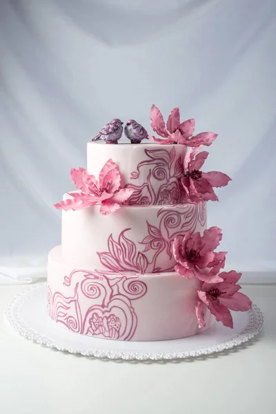 Una hermosa boda casera pastel de tres niveles decorado con flores de color rosa — Foto de Stock