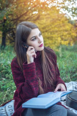 Güzel bir kadın yazar kalem sonbahar hikaye onun defter ile yazma. Kavramını eğitim ve doğa ile çalışma