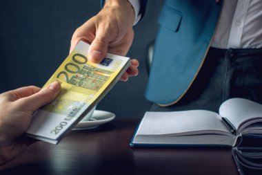 Takım elbiseli adam işadamı paranın el alır. Euro faturaları şeklinde bir rüşvet. Yolsuzluk ve rüşvet kavramı