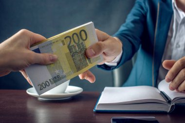 Takım elbiseli adam işadamı paranın el alır. Euro faturaları şeklinde bir rüşvet. Yolsuzluk ve rüşvet kavramı