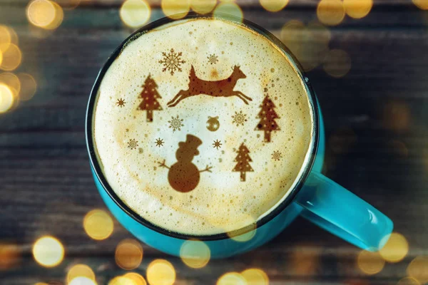Pola musim dingin yang lucu dalam cangkir pada kopi cappuccino busa susu. Selamat Natal — Stok Foto