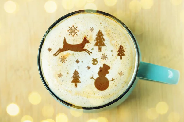 Симпатичні зими візерунком в чашку на молоко піни капучино. З Різдвом — стокове фото