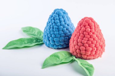 Pasta böğürtlen ve beyaz zemin üzerine yeşil yaprakları ile Ahududu gibi dekore edilmiştir. Konsept tasarım tatlılar