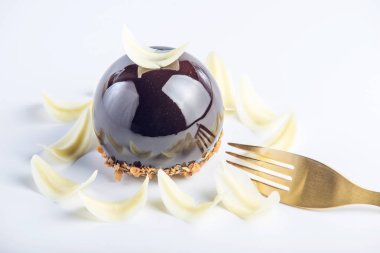 Güzel truffle kek parlak koyu çikolata sır ile kaplı. Konsept tasarım tatlılar