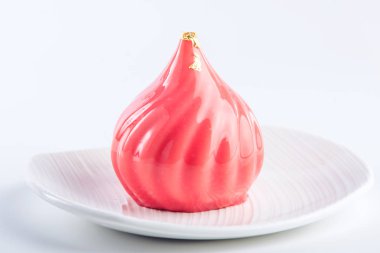 Kek bir kubbe şeklinde kırmızı parlak sır kızılcık ve içinde tatlım pasta ile kaplı. Konsept tasarım tatlılar