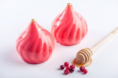 Kek bir kubbe şeklinde kırmızı parlak sır kızılcık ve içinde tatlım pasta ile kaplı. Konsept tasarım tatlılar