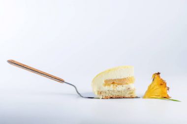 Sarı pasta bir parça beyaz sufle, bisküvi ve ananas dolu. Konsept tasarım tatlılar