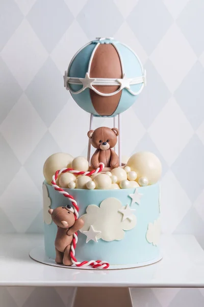 Belo bolo decorativo para uma criança. Os ursos voam num balão. Conceito de sobremesas de aniversário — Fotografia de Stock