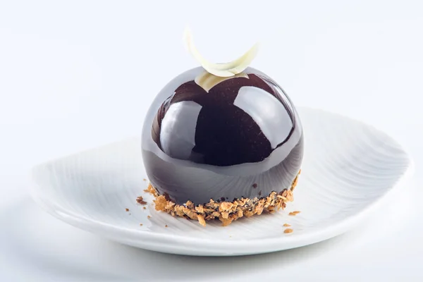 Beautiful truffle cake covered with glossy dark chocolate glaze. Concept design desserts — Stock Photo, Image