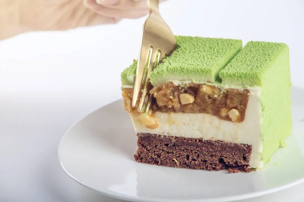 Шматок зеленого торта з начинкою з груш і кешью. Концепція дизайну кондитерських десертів — стокове фото