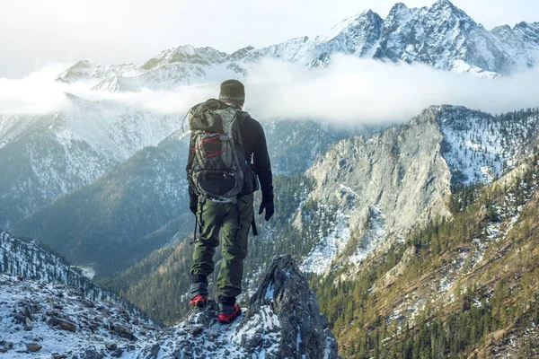 Bergwanderer mit Rucksack auf dem Rücken des Berges, Blick auf den Schneehang. Konzept Motivation und Zielerreichung — Stockfoto