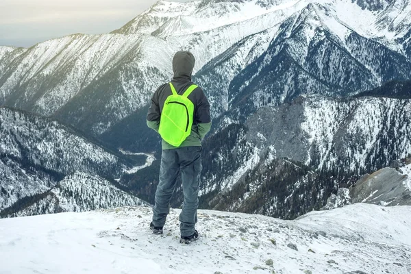Bergwanderer mit Rucksack auf dem Rücken des Berges, Blick auf den Schneehang. Konzept Motivation und Zielerreichung — Stockfoto
