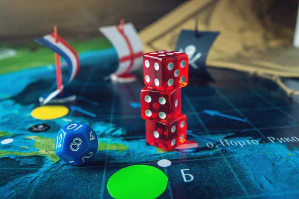 Rote Spielknochen auf der Weltkarte des Feldes handgemachte Brettspiele mit einem Piratenschiff — Stockfoto