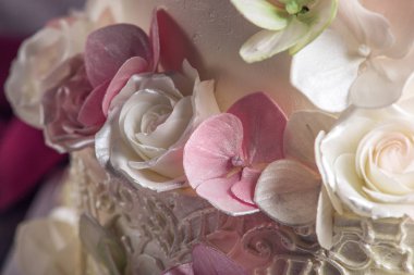 Güzel evin dört katmanlı pasta düğün el yapımı pembe ve yeşil fondan ile dekore edilmiştir.