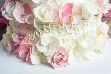 Güzel evin dört katmanlı pasta düğün el yapımı pembe ve yeşil fondan ile dekore edilmiştir.