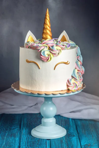 Hermoso pastel brillante decorado en forma de unicornio de fantasía. El concepto del postre de fiesta para el cumpleaños de los niños —  Fotos de Stock