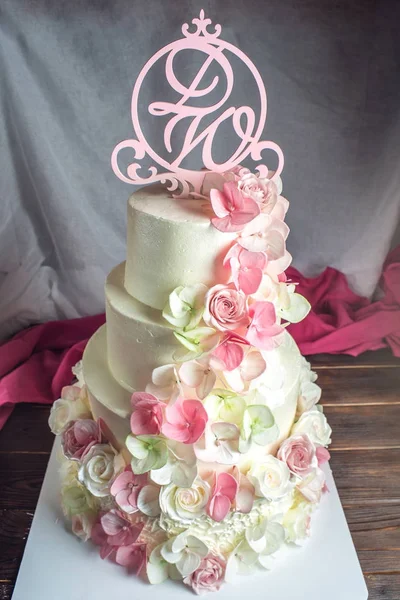Vackert hem bröllop fyra nivåer tårta dekorerad med rosa och gröna fondant handgjorda — Stockfoto