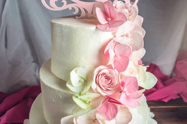 Hermosa boda casera pastel de cuatro niveles decorado con fondant rosa y verde hecho a mano —  Fotos de Stock