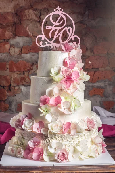 Bella casa matrimonio torta a quattro livelli decorato con rosa e verde fondente fatto a mano — Foto Stock
