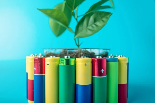 Reciclaje y eliminación de pilas alcalinas. Concepto de energía respetuosa con el medio ambiente y la ecología — Foto de Stock