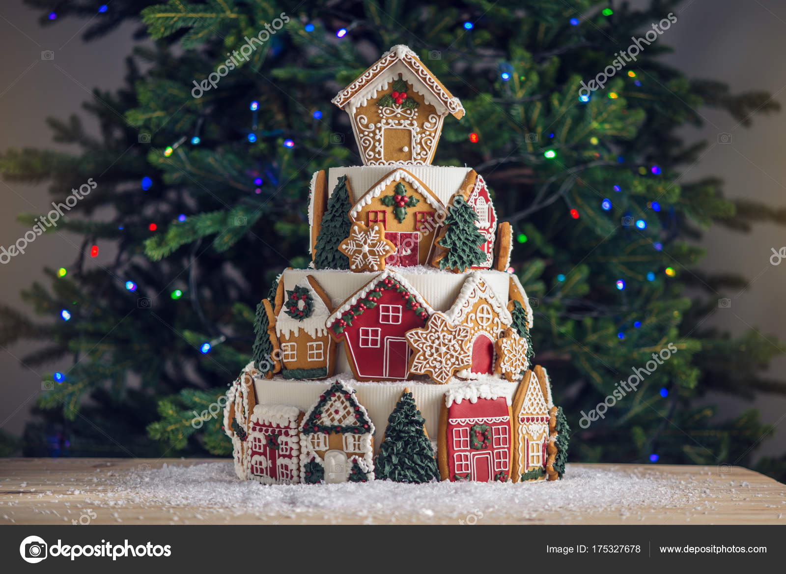 Torte Di Natale Decorate.Grande Torta Di Natale A Piu Livelli Decorata Con Biscotti Di Pan Di Zenzero E Una Casa In Cima Albero E Ghirlande Sullo Sfondo Foto Stock C Artoleshko 175327678