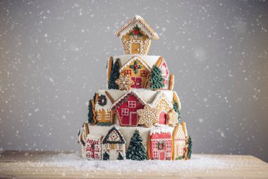 Büyük Noel kek gingerbread çerezleri ve üstüne bir ev ile dekore edilmiştir. Yeni yıl için tatlılar kavramı