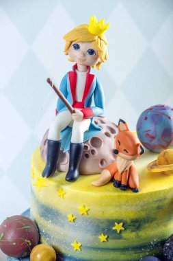Büyük çocuklar güzel pasta gezegen formu küçük prens ve tilki mastik figürler ile dekore edilmiş