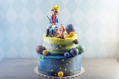 Büyük çocuklar güzel pasta gezegen formu küçük prens ve tilki mastik figürler ile dekore edilmiş