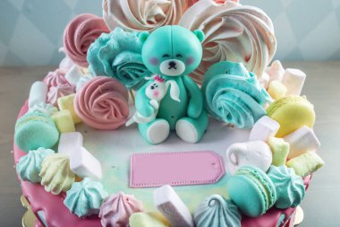 Çocuklar pasta oyuncak ayı ve renkli meringues, marshmallow ile dekore edilmiştir. Tatlılar doğum günü çocuklar için kavramı