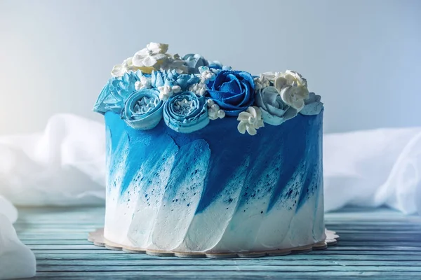 Hermoso pastel de boda azul decorado con flores blancas de crema. El concepto de los postres de fiesta para el cumpleaños —  Fotos de Stock
