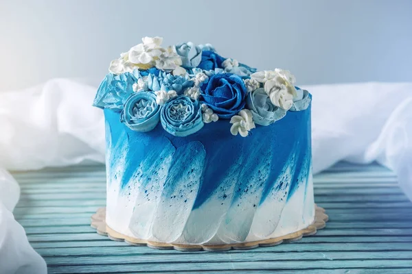 Hermoso pastel de boda azul decorado con flores blancas de crema. El concepto de los postres de fiesta para el cumpleaños —  Fotos de Stock