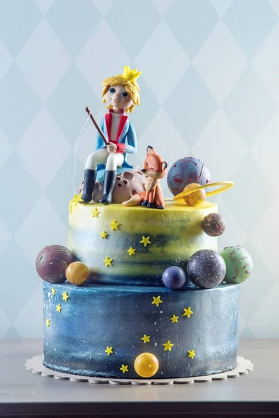 Velké děti krásný dort ozdoben v podobě planety s tmel figurky malý princ a liška — Stock fotografie
