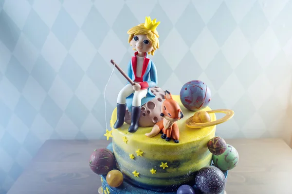 Crianças grandes bolo bonito decorado na forma do planeta com as estatuetas de aroeira do pequeno Príncipe e da Raposa — Fotografia de Stock