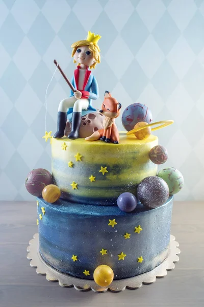 Velké děti krásný dort ozdoben v podobě planety s tmel figurky malý princ a liška — Stock fotografie