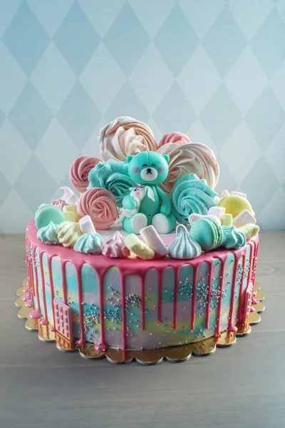 Tort dla dzieci ozdobiony misia i kolorowe bezy, marshmallows. Koncepcja deserów dla dzieci urodziny — Zdjęcie stockowe