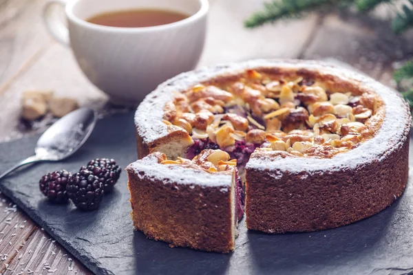 Домашний рождественский или новогодний ягодний пирог с орехами на деревянном столе. Концепция праздничных десертов — стоковое фото