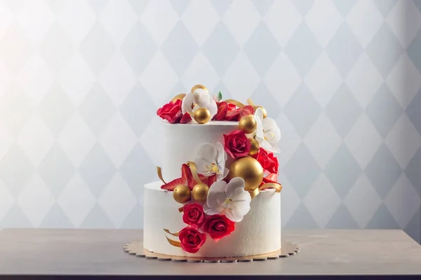Belo bolo de casamento branco de duas camadas decorado com rosas vermelhas. Conceito de sobremesas de férias elegantes — Fotografia de Stock