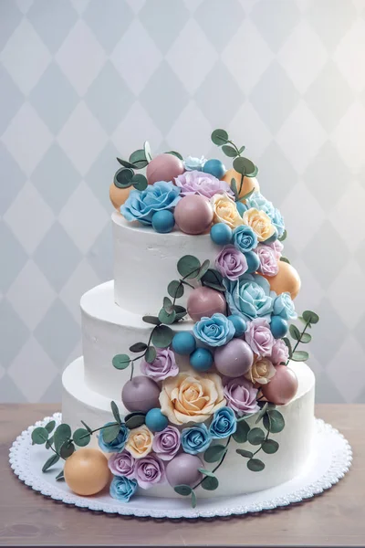 美しい 3 層白いウエディング ケーキは色とりどりの花薔薇をあしらった。エレガントな休日のデザートのコンセプト — ストック写真