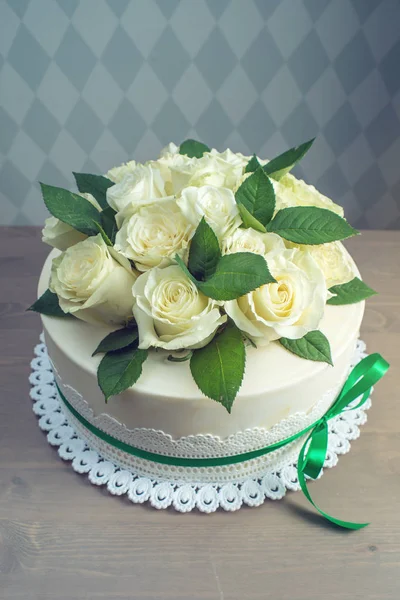 Schöne weiße Hochzeitstorte mit Blumenstrauß weiße Rosen dekoriert. Konzept der eleganten Urlaubsdesserts — Stockfoto