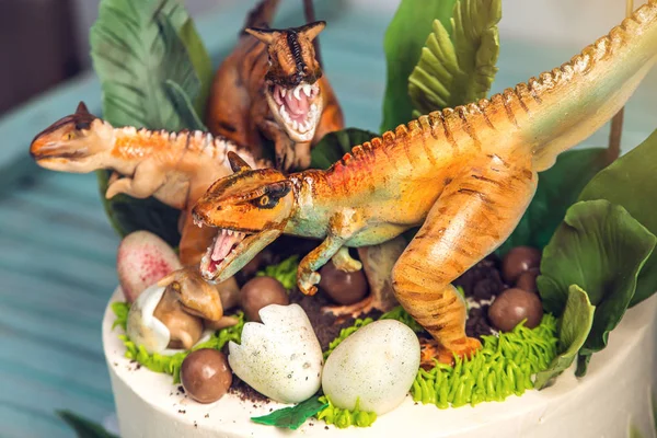 Pastel blanco de vacaciones para niños decorado con dinosaurios en la selva del período Jurásico. Concepto ideas postres para niños —  Fotos de Stock