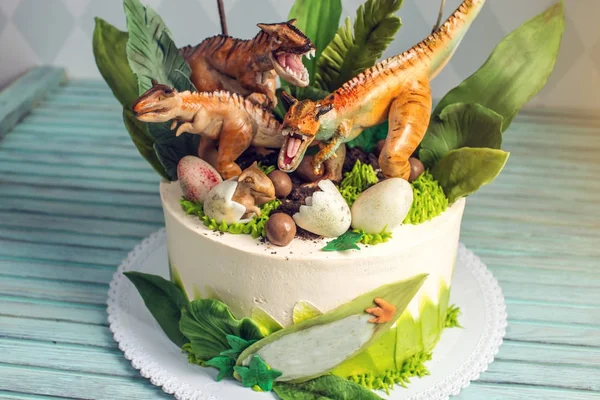 Bolo branco de férias infantis decorado com dinossauros na selva do período Jurássico. Ideias de conceito sobremesas para crianças — Fotografia de Stock