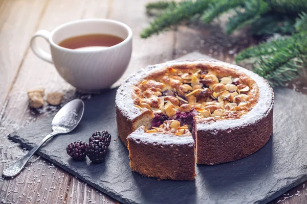 Tarte aux baies maison de Noël ou du Nouvel An avec des noix sur fond de table en bois. Concept de desserts festifs — Photo