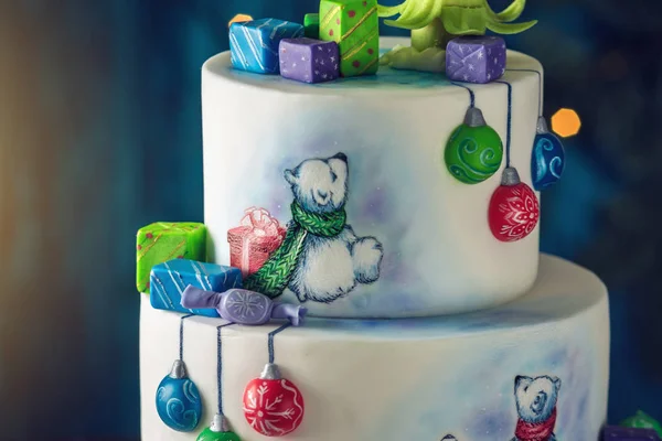 Vánoční barevné třístupňovou dort zdobené medvídky, dárkové krabičky a top Zelený strom — Stock fotografie