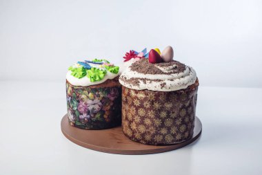 Pasta ve ahşap arka plan üzerinde renkli yumurta ile festival tablo. Ortodoks Paskalya kavramı