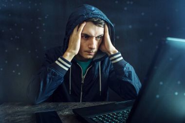 Hacker koruma atlayıp bir siber suç işlemeye sisteme kesmek için kesmek çalışır. Kavram siber terörizm
