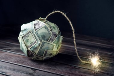 Para yüz dolar faturaları bir yanan fitil ile bomba. Patlamadan önce biraz zaman. Mali kriz kavramı