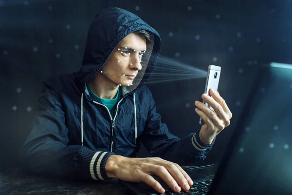 Hacker sedang mencoba untuk hack ke telepon menggunakan metode identifikasi pribadi pengenalan wajah — Stok Foto